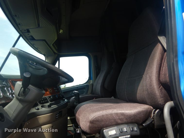 image for item JI9469 2012 Freightliner Cascadia 125  semi truck