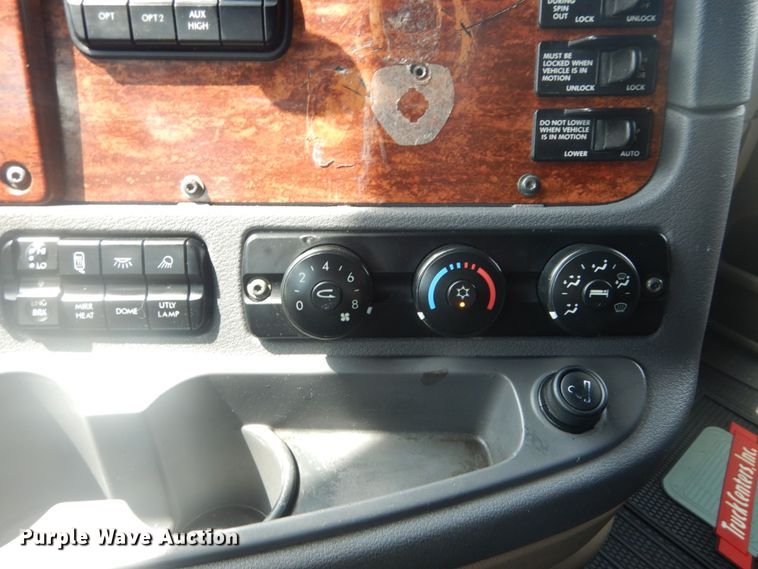 image for item JI9469 2012 Freightliner Cascadia 125  semi truck