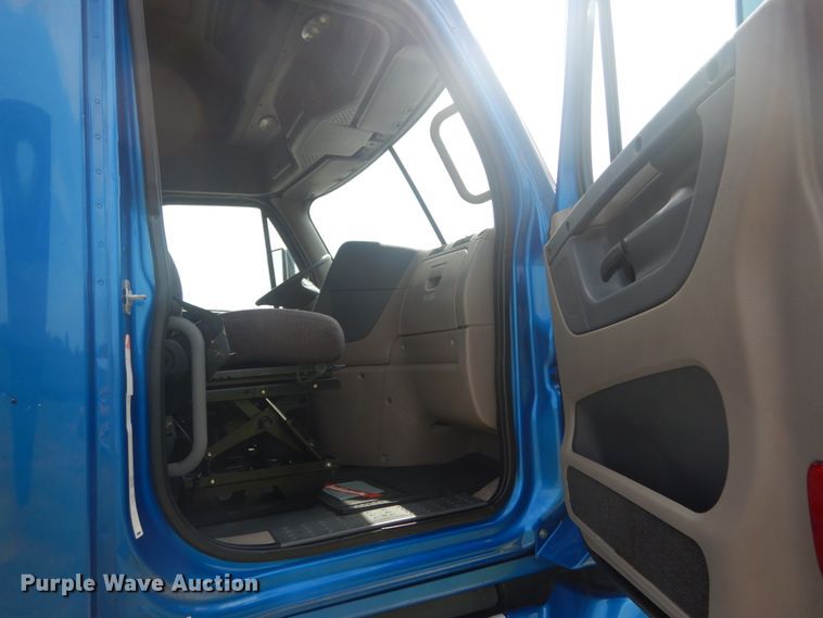 image for item JI9469 2012 Freightliner Cascadia 125  semi truck