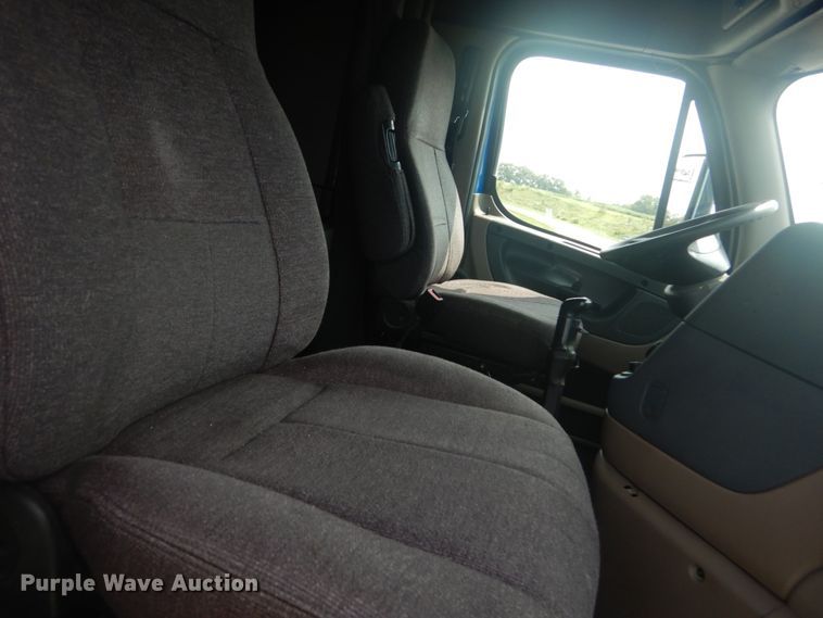 image for item JI9469 2012 Freightliner Cascadia 125  semi truck