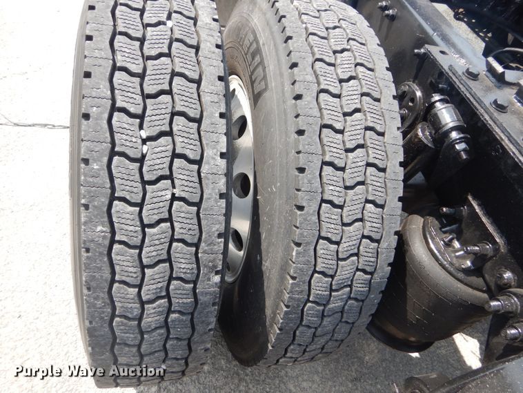 image for item JI9469 2012 Freightliner Cascadia 125  semi truck