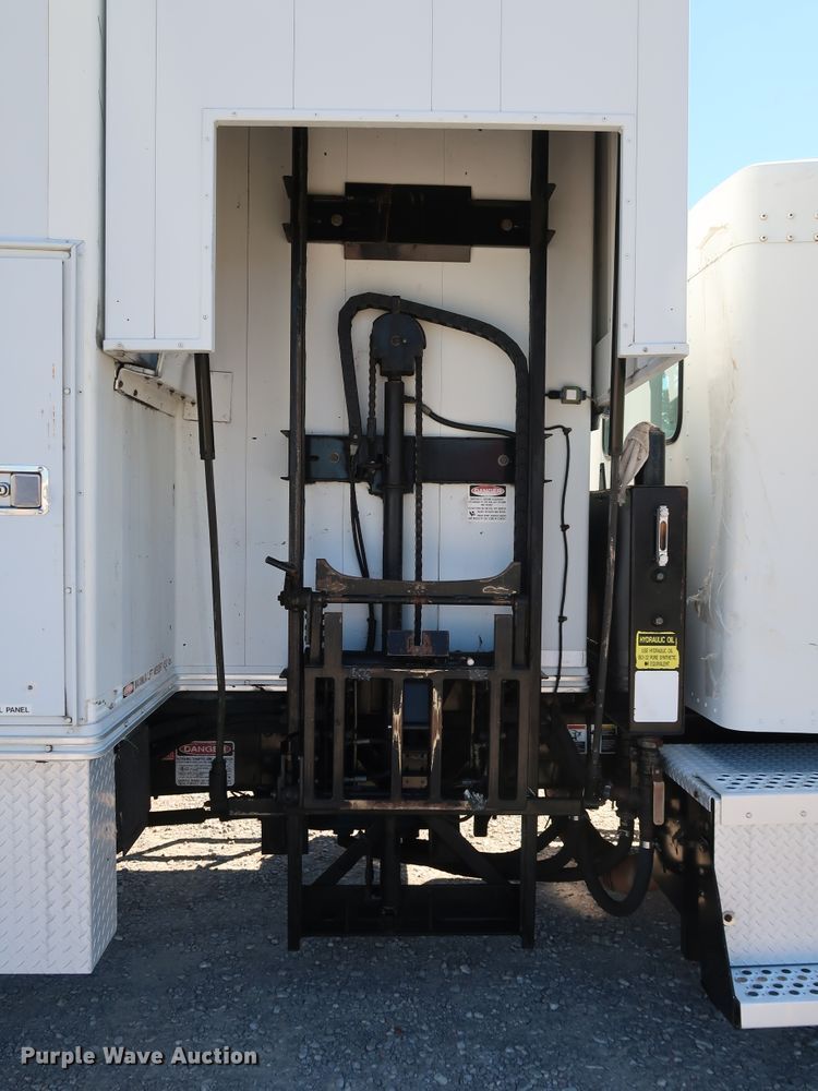 image for item JP9389 2008 Kenworth T370  paper shredder truck