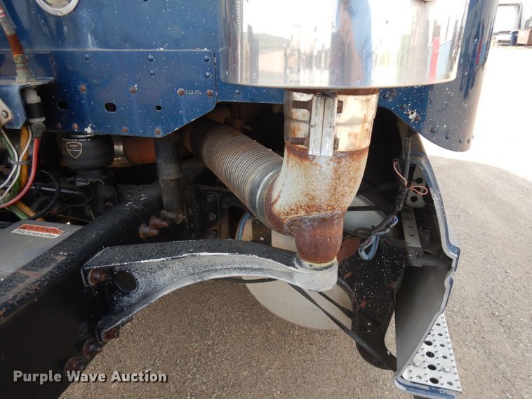 image for item JQ9318 1998 Freightliner FLC120  semi truck