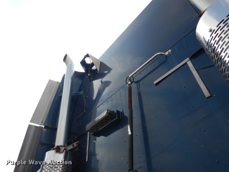 image for item JQ9318 1998 Freightliner FLC120  semi truck