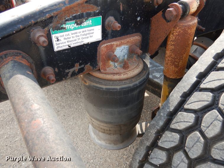 image for item JQ9318 1998 Freightliner FLC120  semi truck