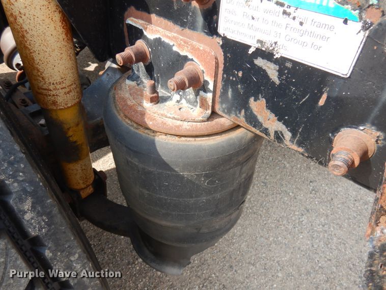 image for item JQ9318 1998 Freightliner FLC120  semi truck