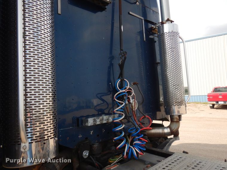 image for item JQ9318 1998 Freightliner FLC120  semi truck