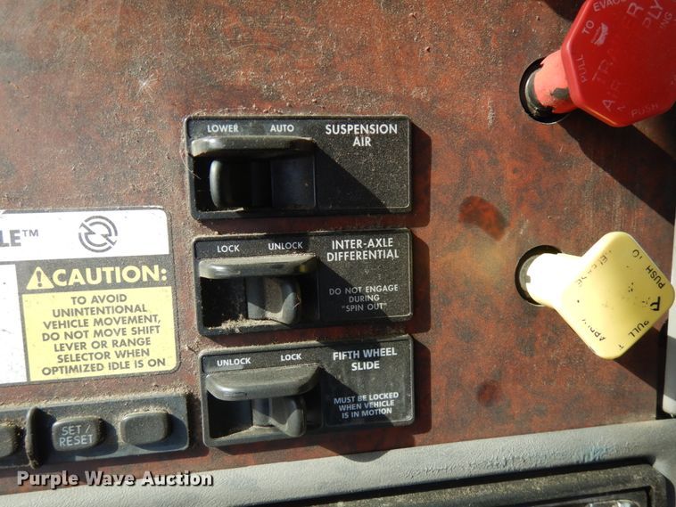 image for item JQ9318 1998 Freightliner FLC120  semi truck