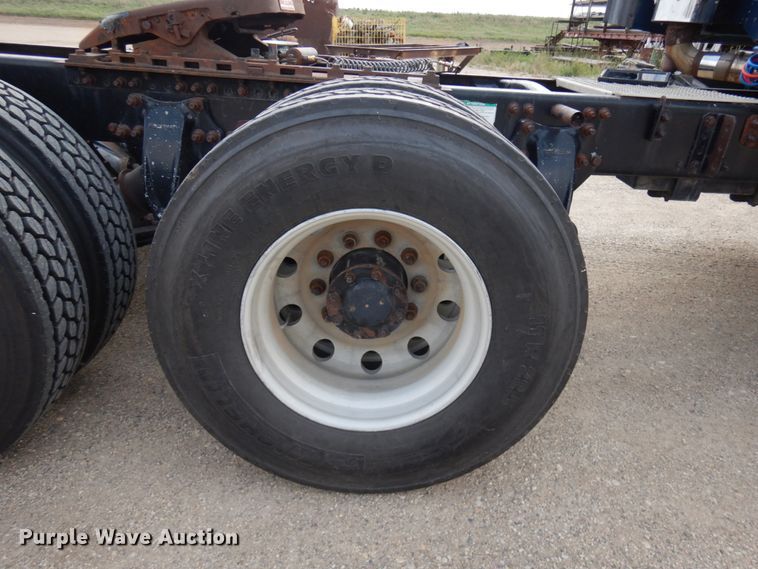 image for item JQ9318 1998 Freightliner FLC120  semi truck