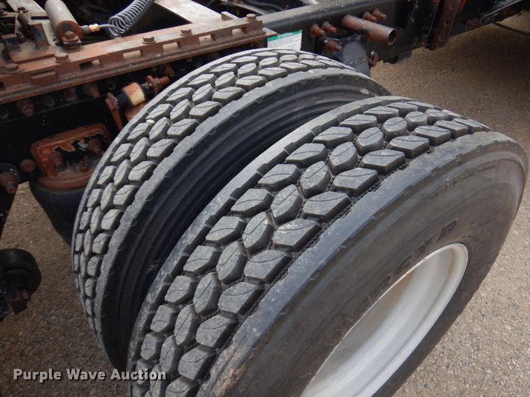 image for item JQ9318 1998 Freightliner FLC120  semi truck