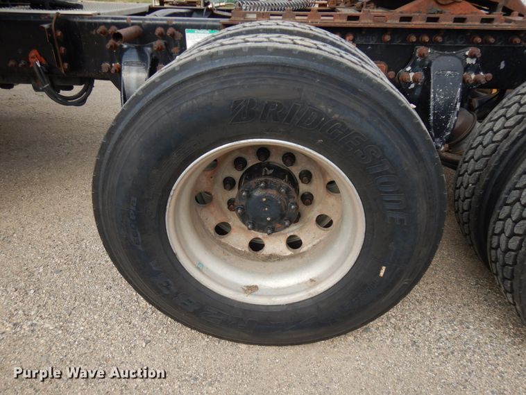 image for item JQ9318 1998 Freightliner FLC120  semi truck