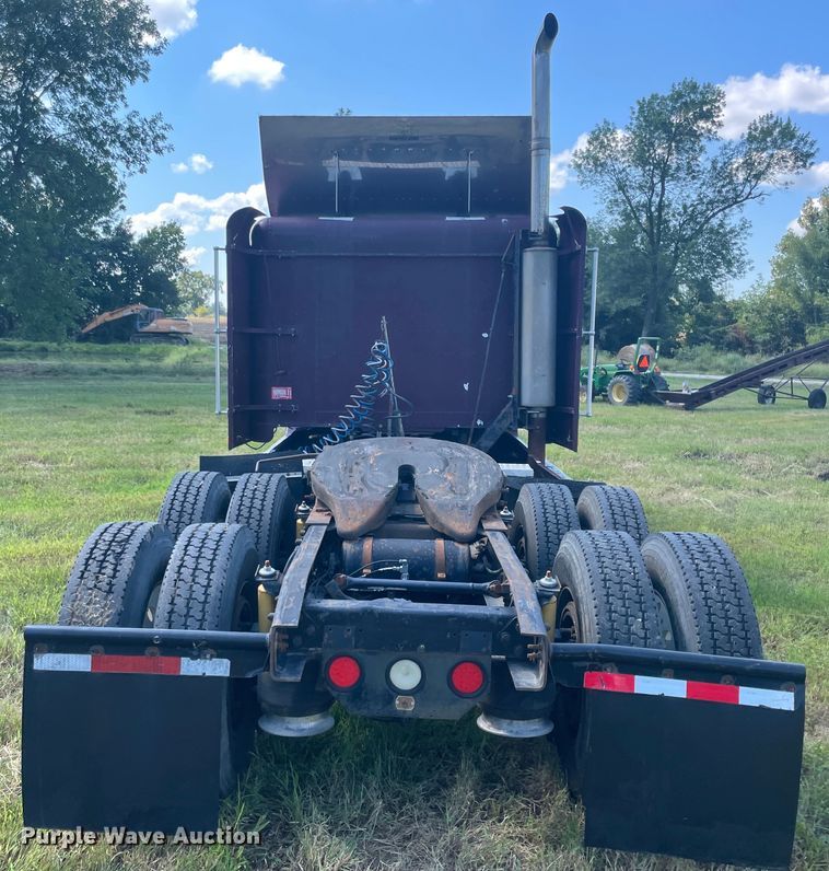 image for item JQ9559 1993 Freightliner FLD120  semi truck