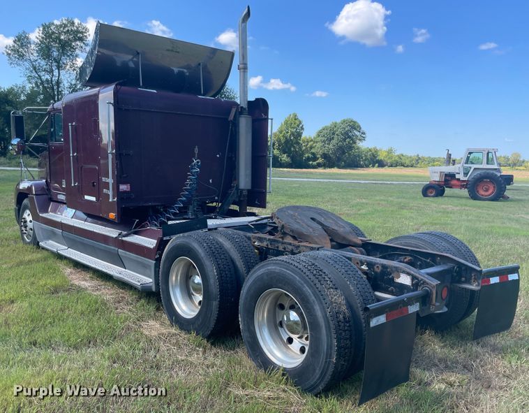 image for item JQ9559 1993 Freightliner FLD120  semi truck