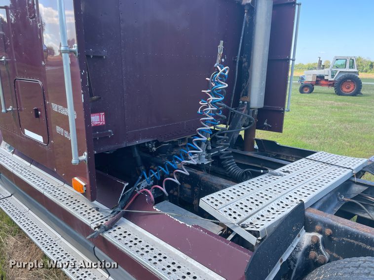 image for item JQ9559 1993 Freightliner FLD120  semi truck