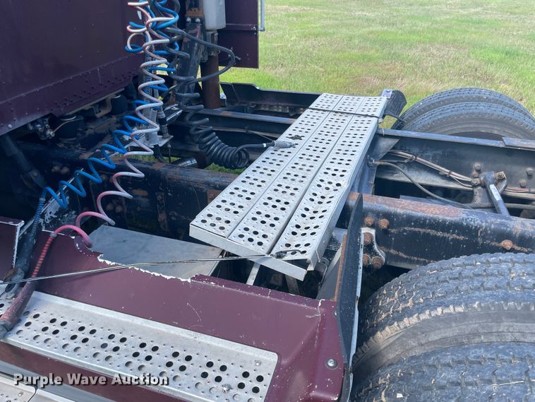 image for item JQ9559 1993 Freightliner FLD120  semi truck