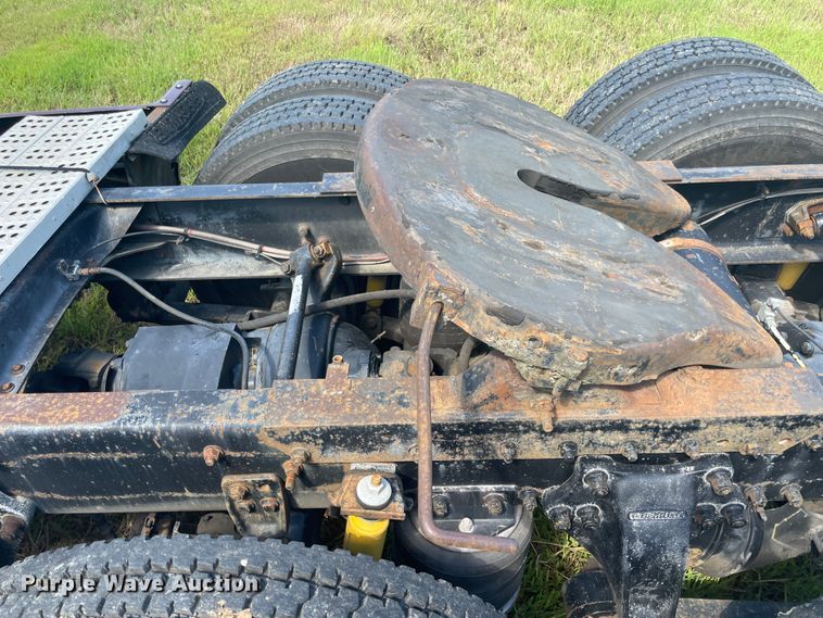 image for item JQ9559 1993 Freightliner FLD120  semi truck