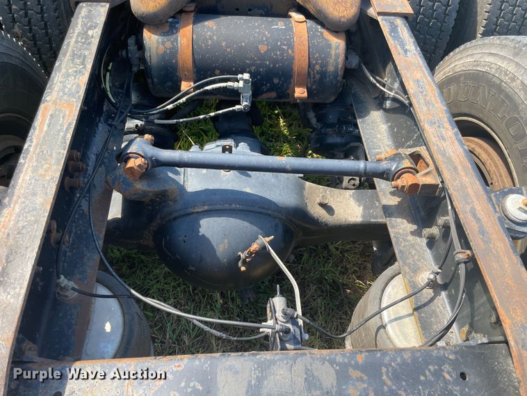 image for item JQ9559 1993 Freightliner FLD120  semi truck