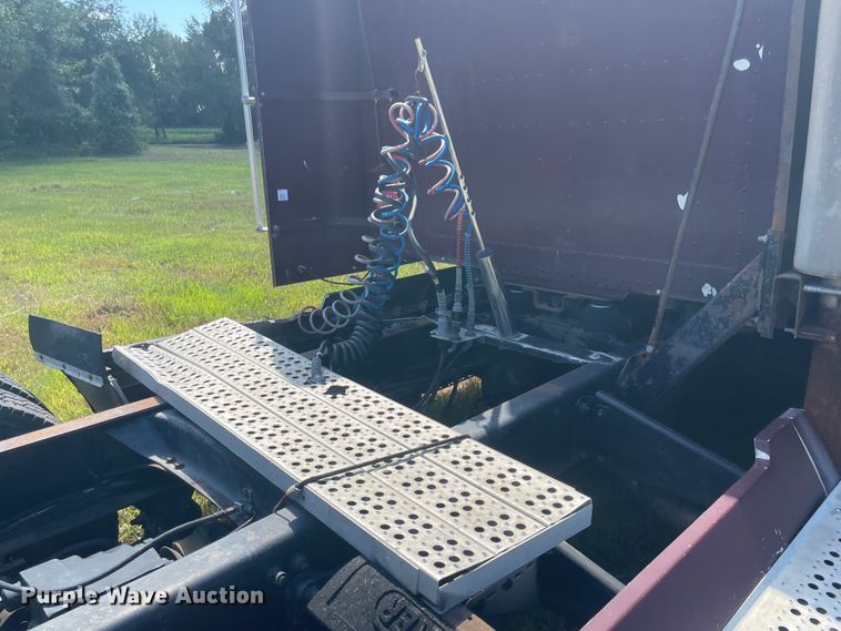 image for item JQ9559 1993 Freightliner FLD120  semi truck