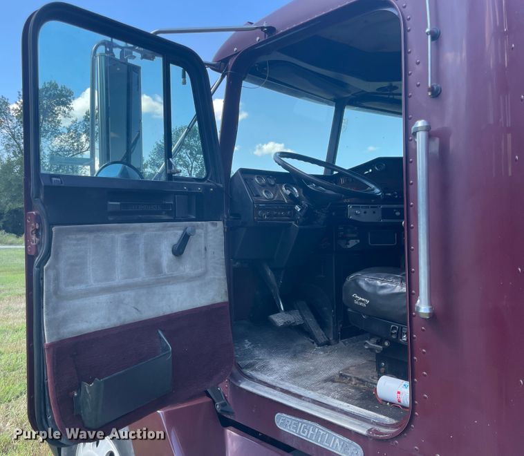 image for item JQ9559 1993 Freightliner FLD120  semi truck