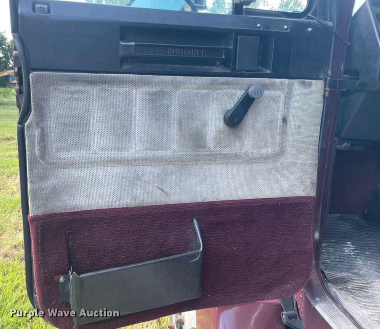 image for item JQ9559 1993 Freightliner FLD120  semi truck