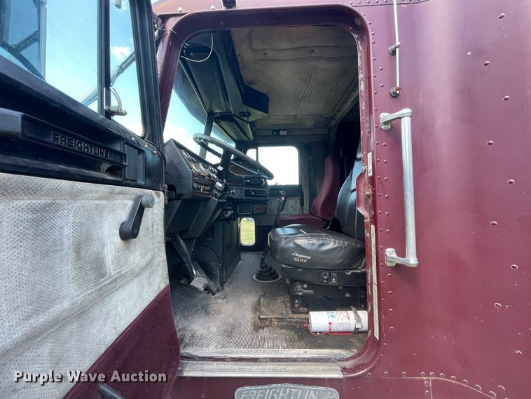 image for item JQ9559 1993 Freightliner FLD120  semi truck