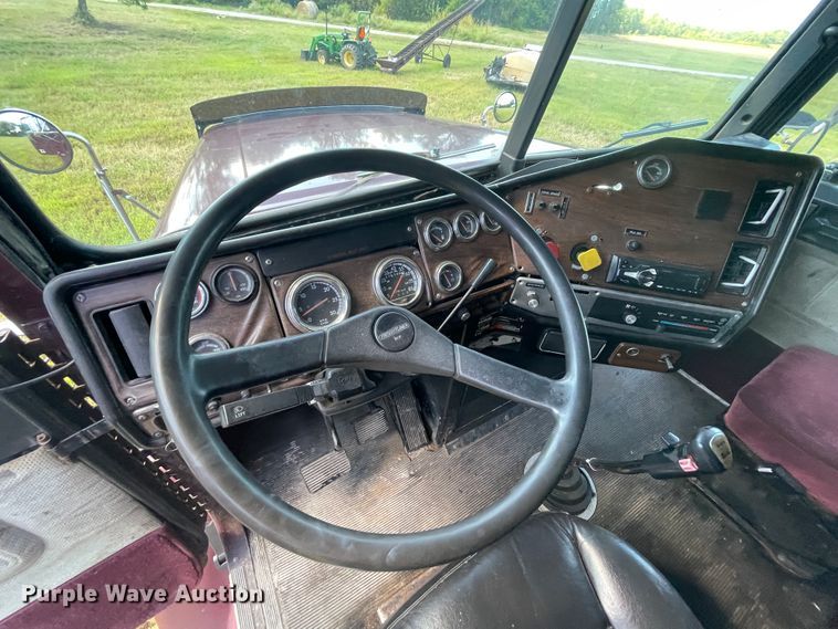 image for item JQ9559 1993 Freightliner FLD120  semi truck