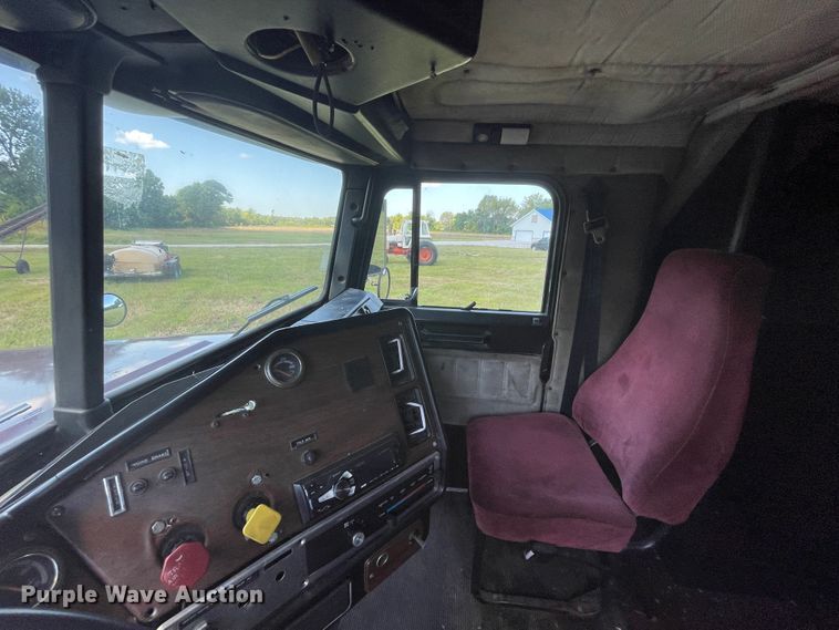 image for item JQ9559 1993 Freightliner FLD120  semi truck