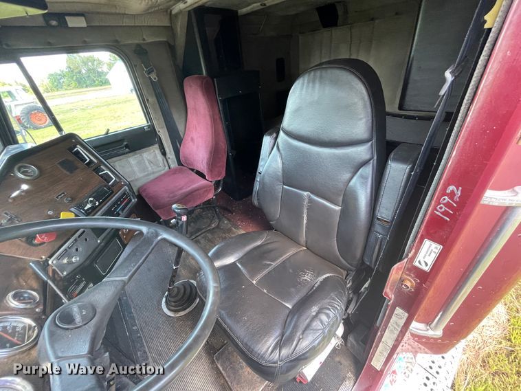 image for item JQ9559 1993 Freightliner FLD120  semi truck