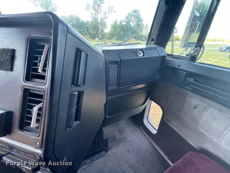 image for item JQ9559 1993 Freightliner FLD120  semi truck