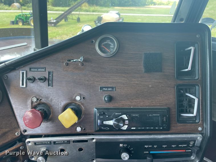 image for item JQ9559 1993 Freightliner FLD120  semi truck