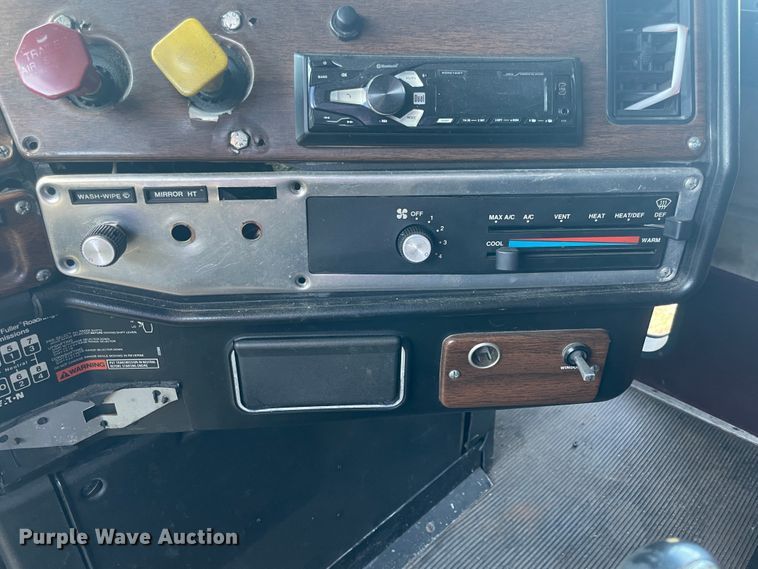 image for item JQ9559 1993 Freightliner FLD120  semi truck