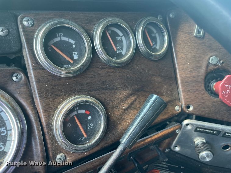 image for item JQ9559 1993 Freightliner FLD120  semi truck