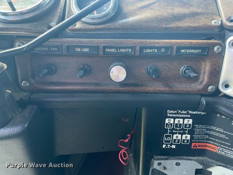 image for item JQ9559 1993 Freightliner FLD120  semi truck