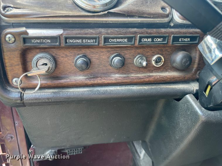 image for item JQ9559 1993 Freightliner FLD120  semi truck