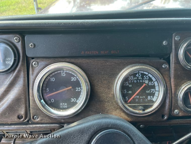 image for item JQ9559 1993 Freightliner FLD120  semi truck