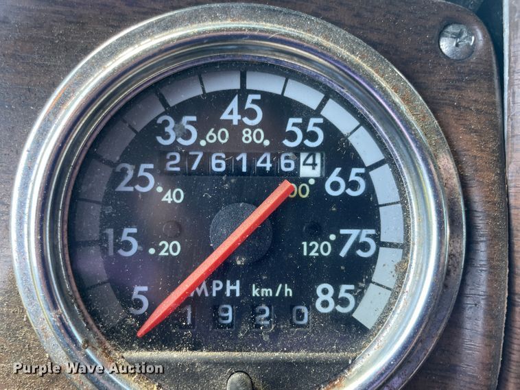 image for item JQ9559 1993 Freightliner FLD120  semi truck