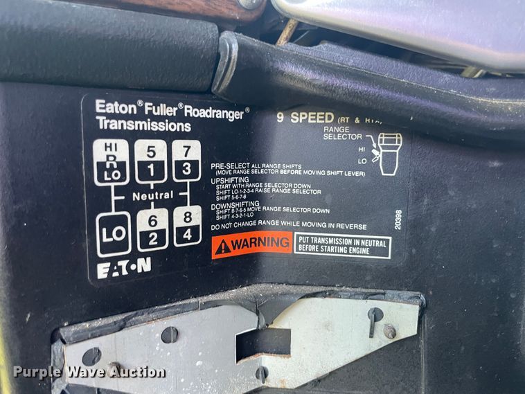 image for item JQ9559 1993 Freightliner FLD120  semi truck