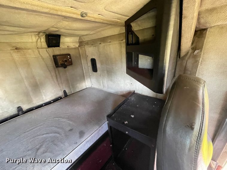 image for item JQ9559 1993 Freightliner FLD120  semi truck