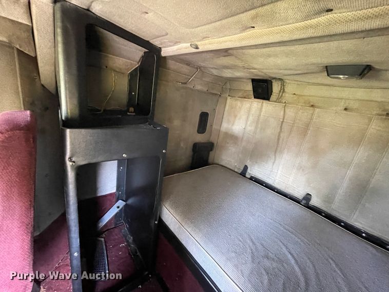 image for item JQ9559 1993 Freightliner FLD120  semi truck