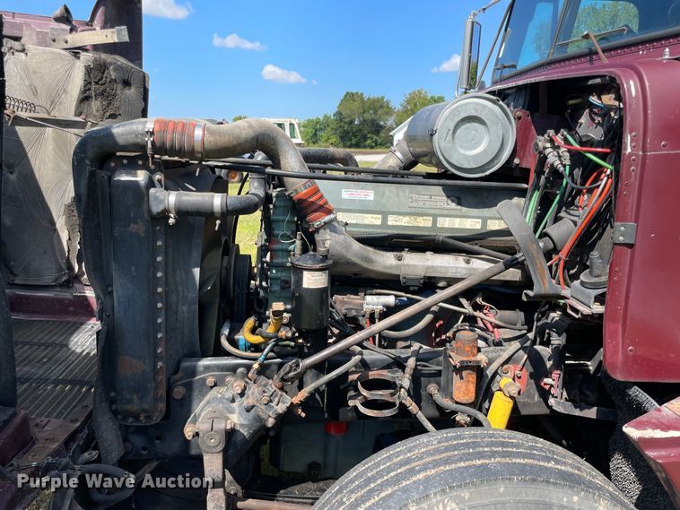 image for item JQ9559 1993 Freightliner FLD120  semi truck