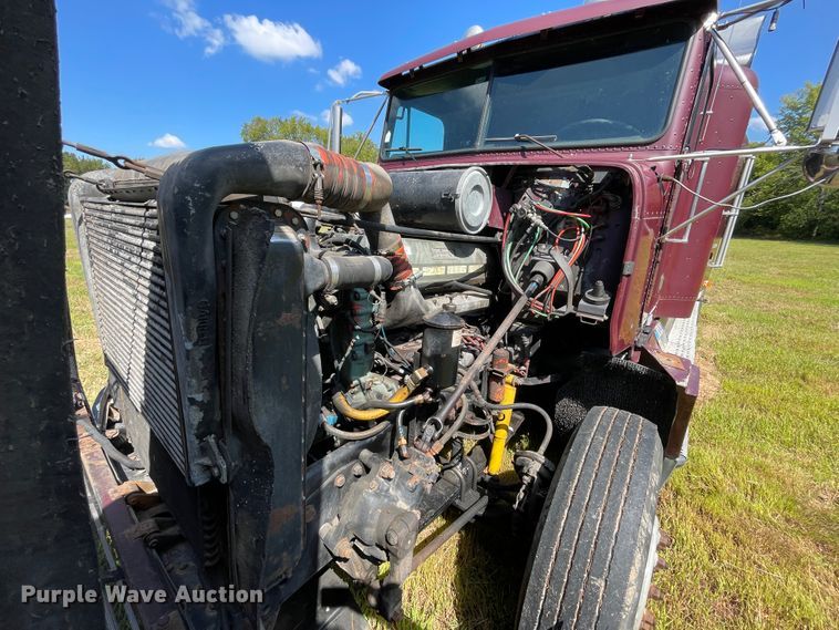 image for item JQ9559 1993 Freightliner FLD120  semi truck