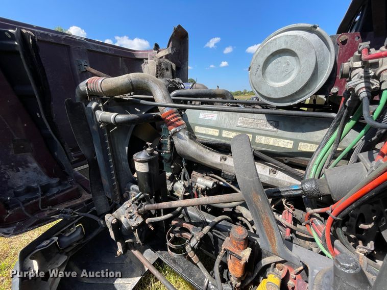 image for item JQ9559 1993 Freightliner FLD120  semi truck