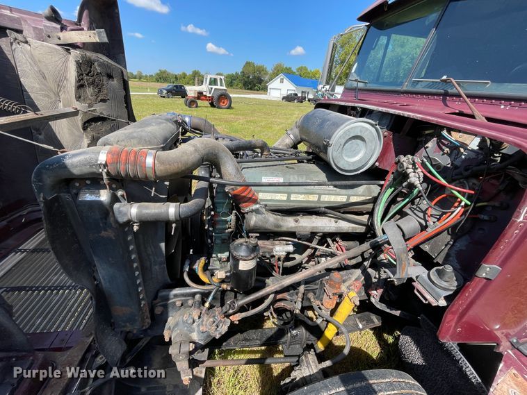 image for item JQ9559 1993 Freightliner FLD120  semi truck