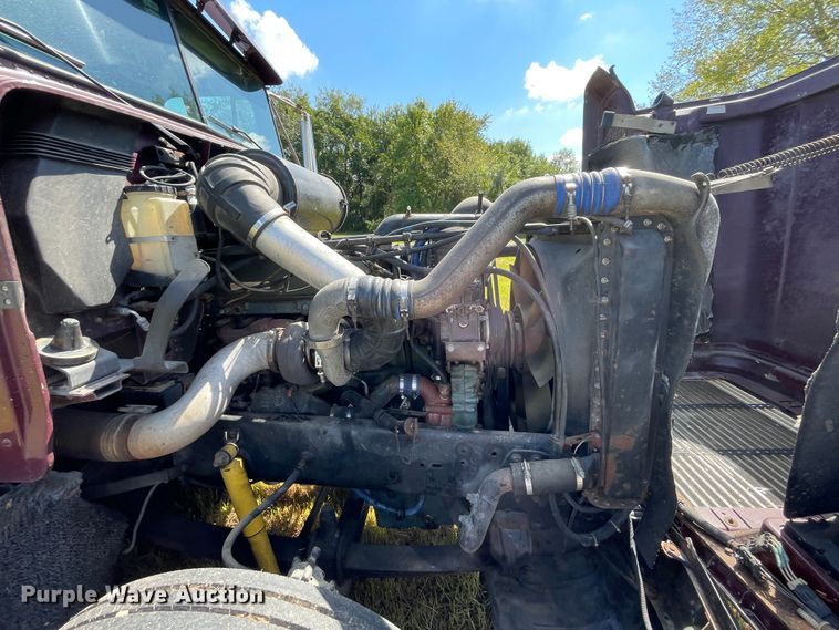 image for item JQ9559 1993 Freightliner FLD120  semi truck