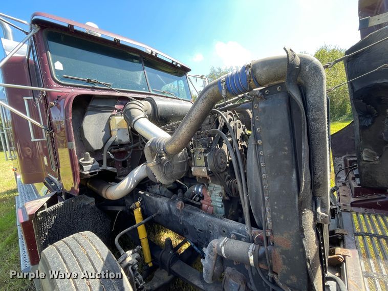 image for item JQ9559 1993 Freightliner FLD120  semi truck