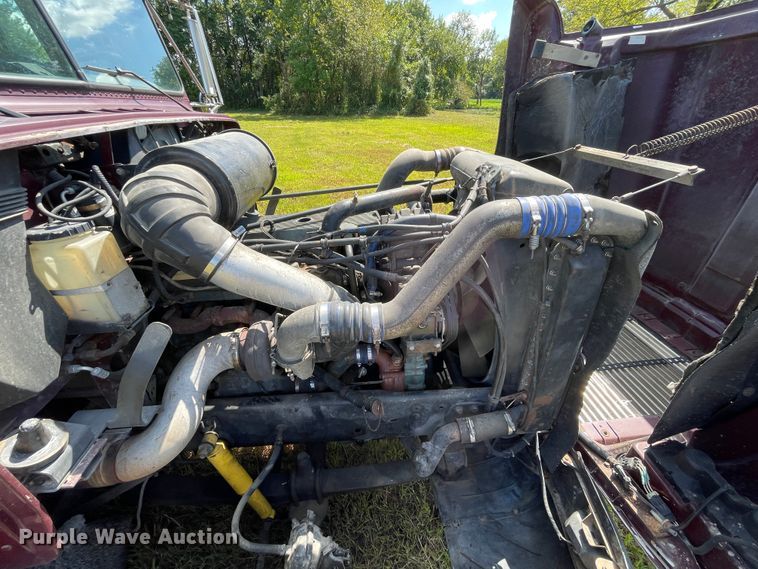 image for item JQ9559 1993 Freightliner FLD120  semi truck