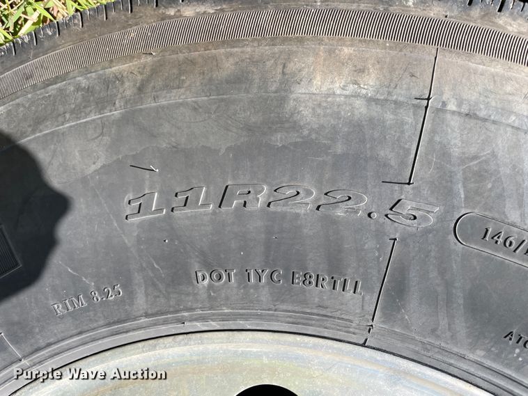 image for item JQ9559 1993 Freightliner FLD120  semi truck