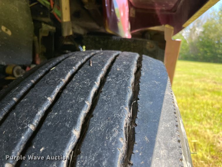 image for item JQ9559 1993 Freightliner FLD120  semi truck