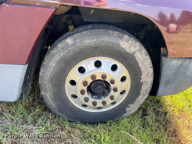 image for item JQ9559 1993 Freightliner FLD120  semi truck