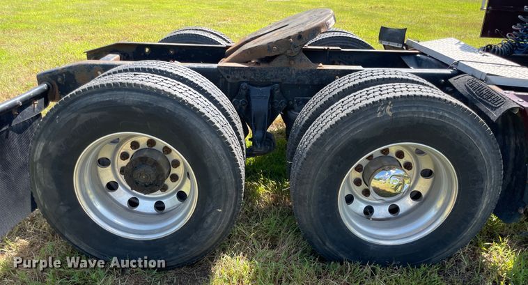 image for item JQ9559 1993 Freightliner FLD120  semi truck